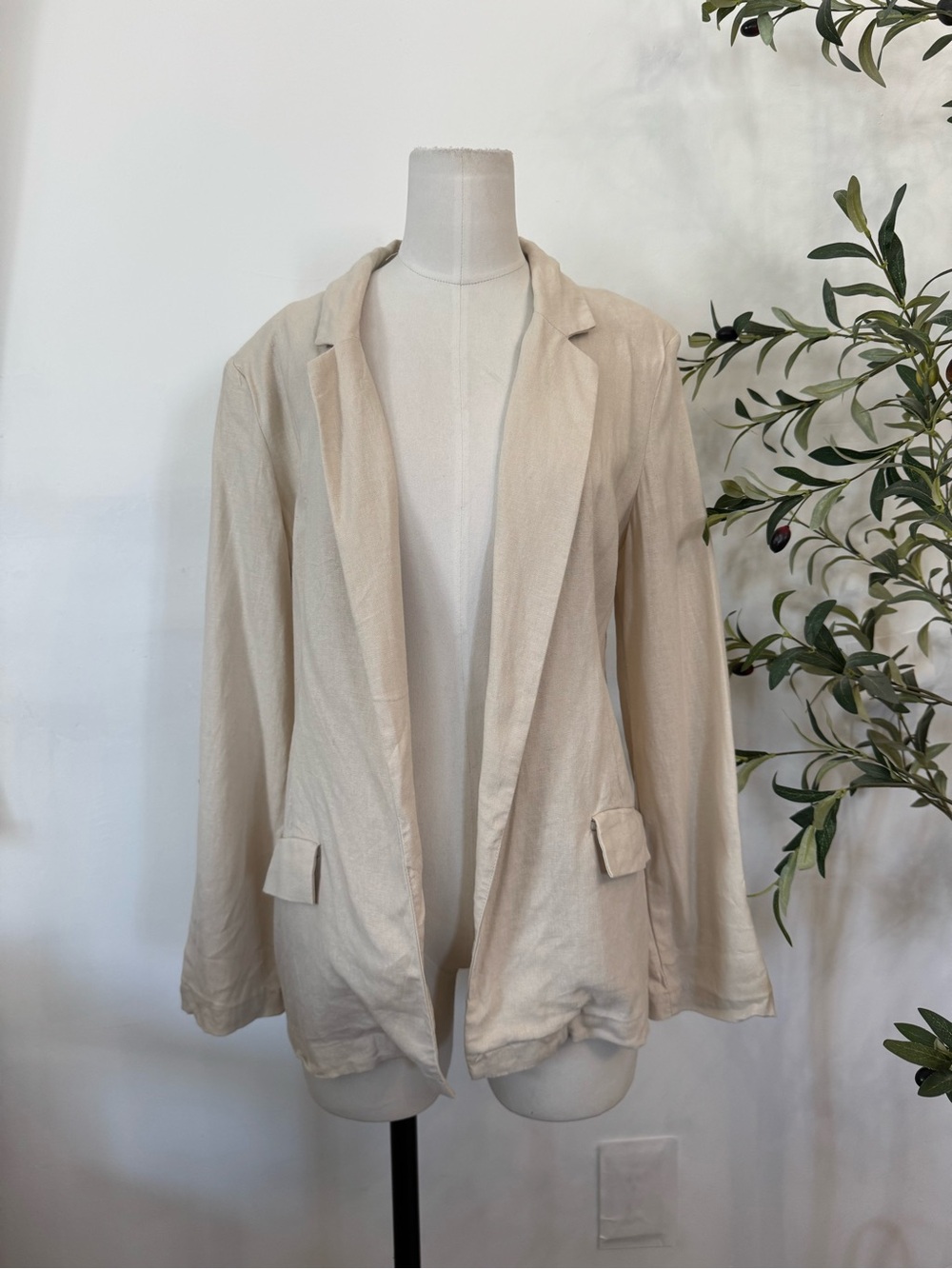 2 Bella oversized linen-blend blazer in a neutral cream - Size‎  Medium
